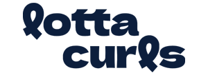 Lotta Curls Logo mit dunkelblauer, verspielter Schrift und Bandschleifen-Motiven